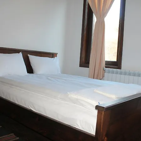 Guest house Leshtenski Perli 3*